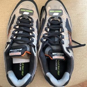 New, never worn, Skechers men 8.5. Skechers sport.